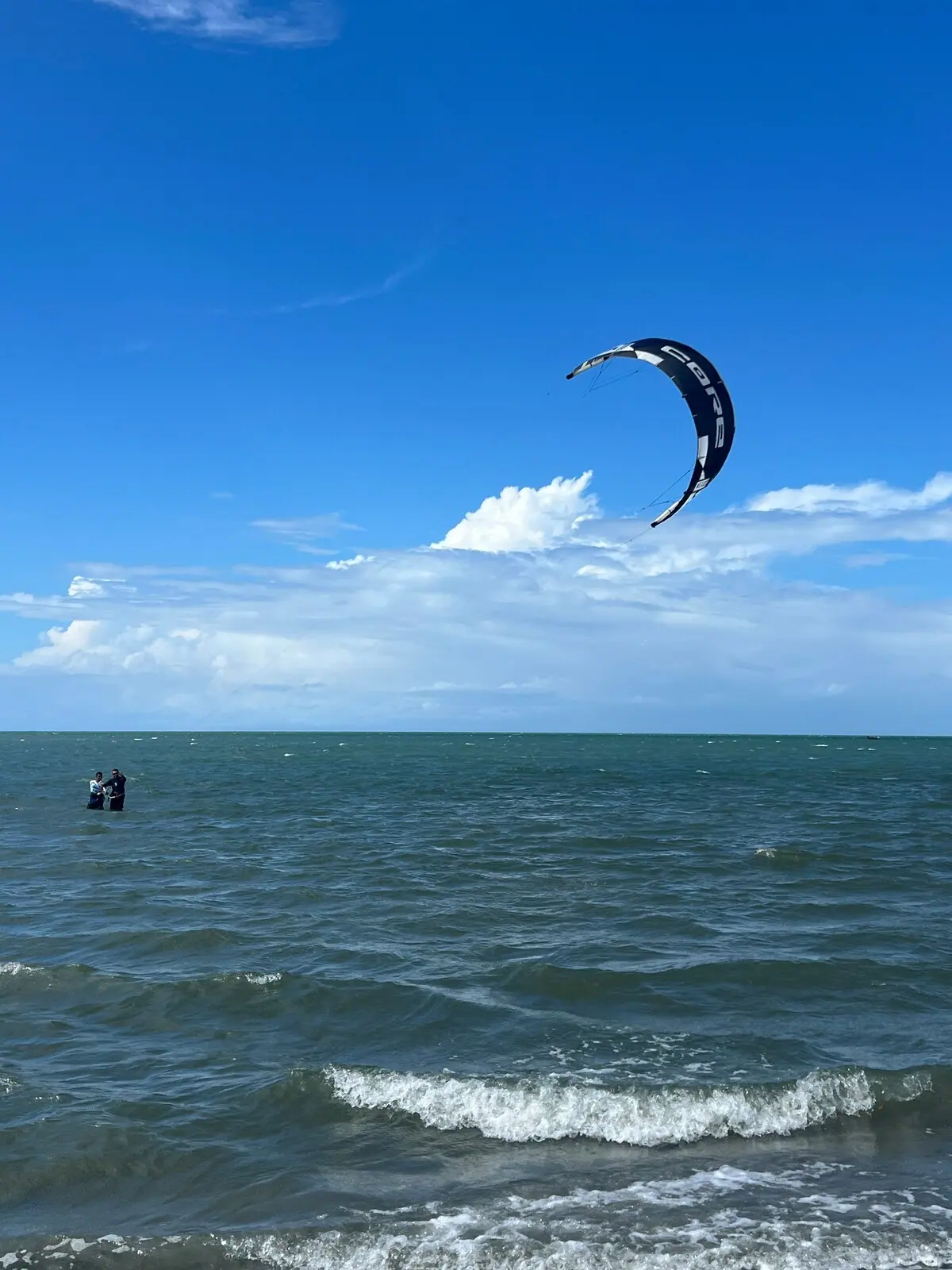 Kite no céu azul sobre o mar de Arpoeiras