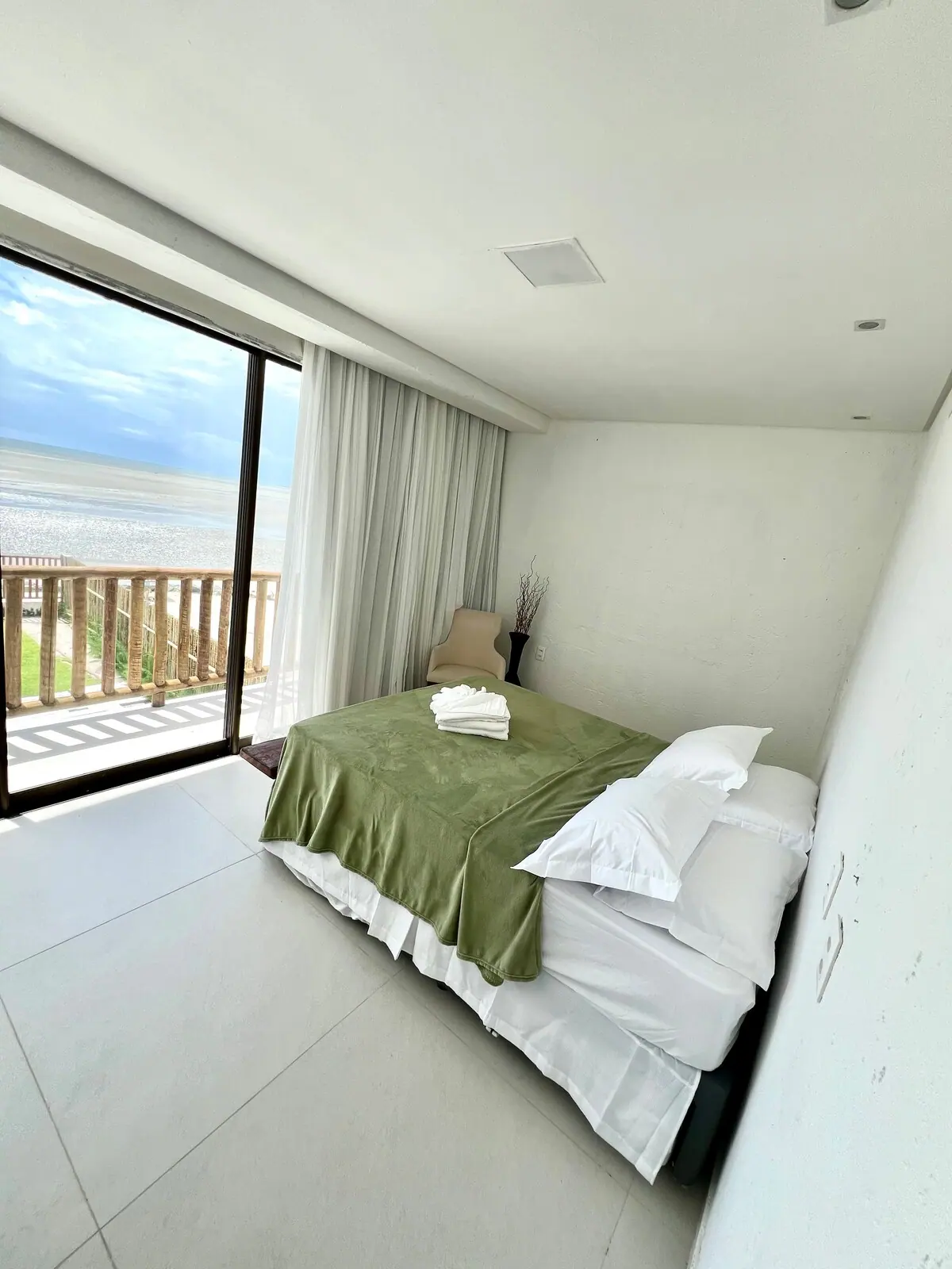 Suíte 3, no segundo andar, com cama e vista para o mar