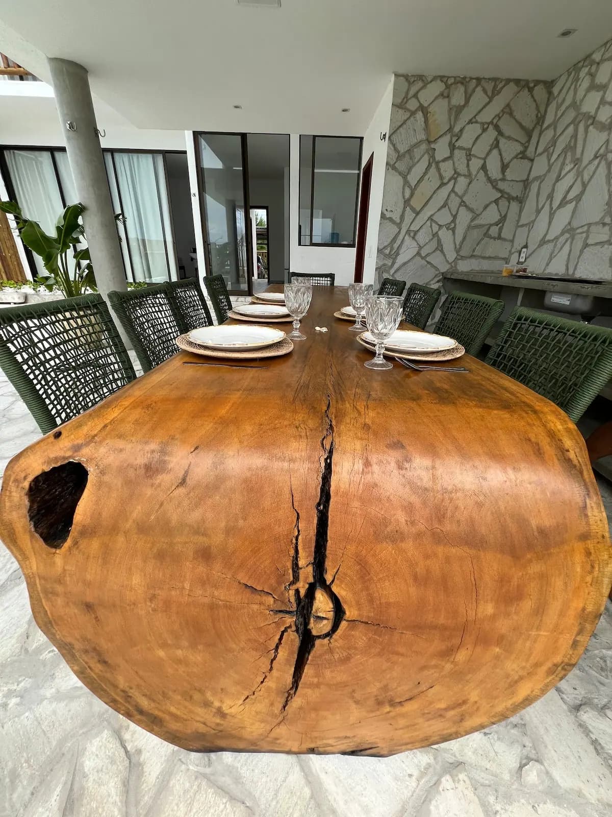 Mesa de madeira maciça com borda natural, posta para o jantar