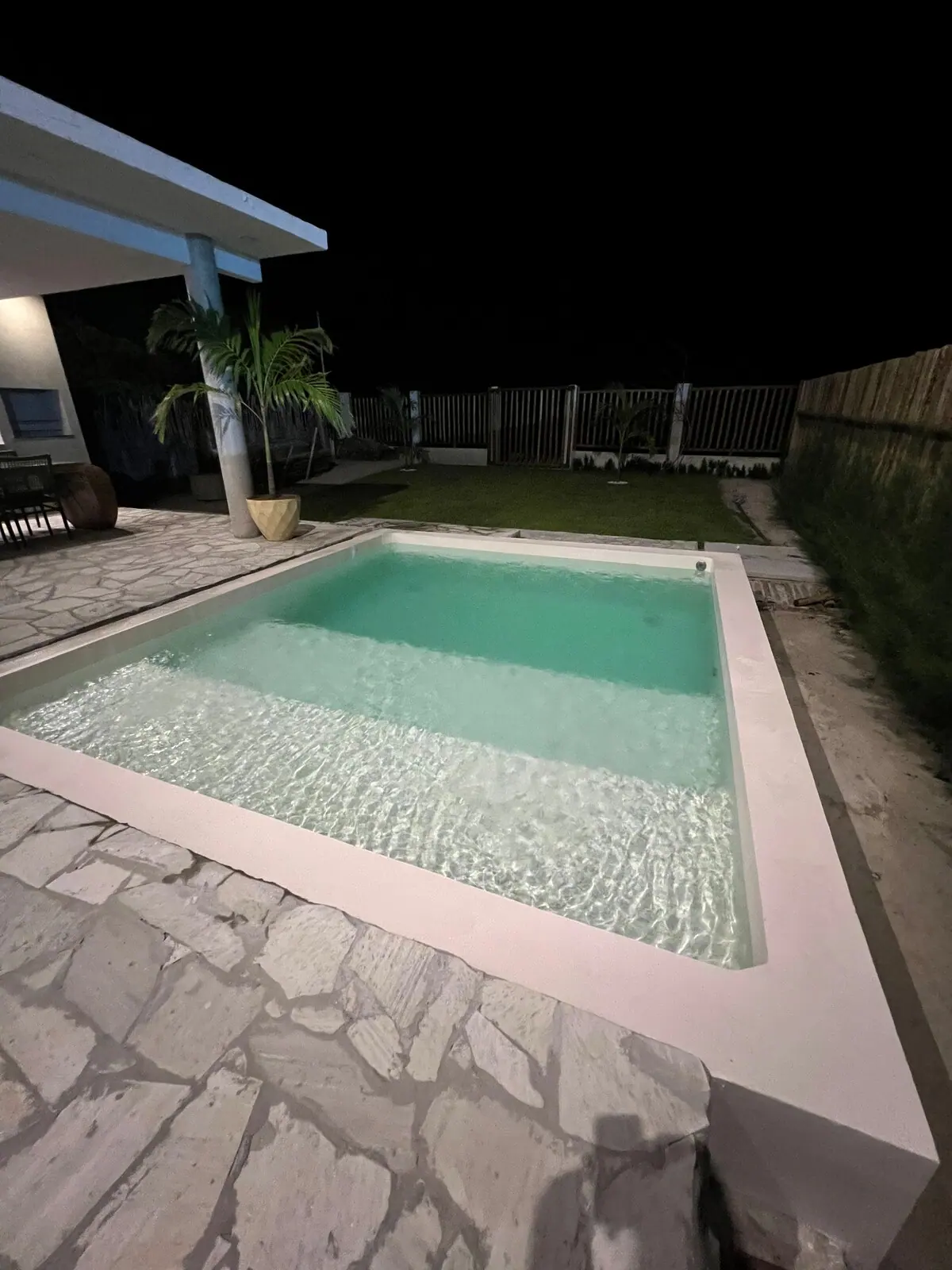Piscina à noite, com a água iluminada